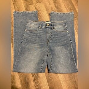 Stylish light blue barrel jeans
ELASTIC WAISTBAND